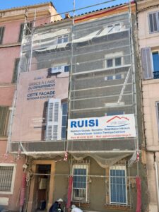 Application corps d'enduit et redressage
