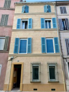 Finition badigeon de chaux remplacement corniches, gouttières zinc et volets neufs